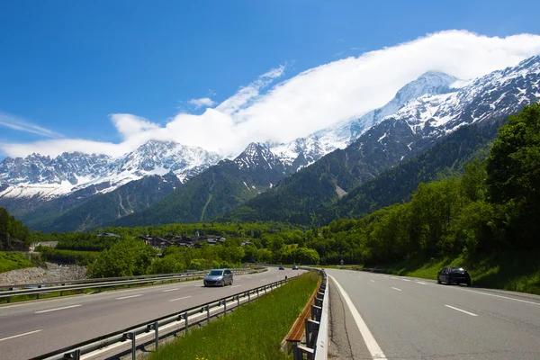 Autopista en las montañas — Foto de Stock
