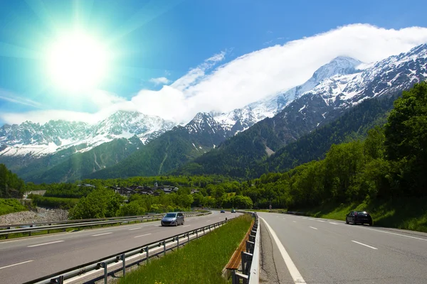 Motorvägen i bergen — Stockfoto