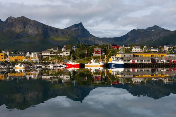 Aldeia de pescadores norueguesa Husoy — Fotografia de Stock