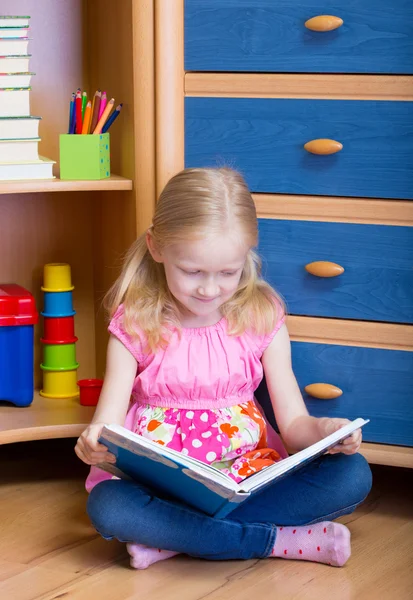 Meisje leest boek — Stockfoto