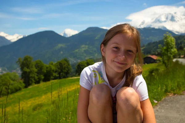 Κορίτσι πάνω από το βουνό — Φωτογραφία Αρχείου