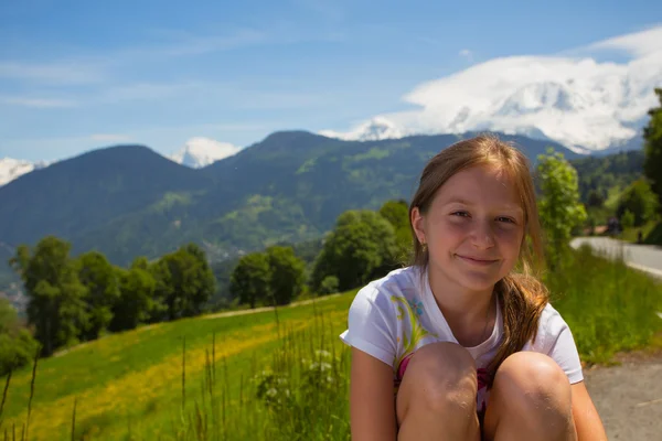 山の向こうの女の子 — ストック写真