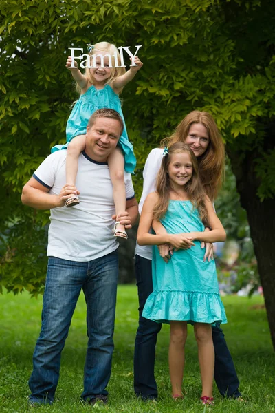 Szczęśliwą rodzinę w parku — Zdjęcie stockowe