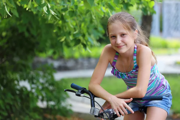 Дівчина з велосипеда — стокове фото