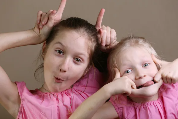 Twee kleine zusters spelen — Stockfoto