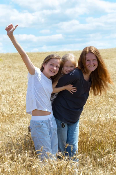 Mutter mit Töchtern auf Weizenfeld — Stockfoto