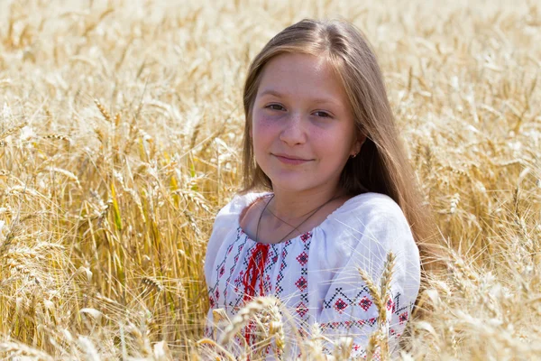 Chica ucraniana en un campo de trigo — Foto de Stock