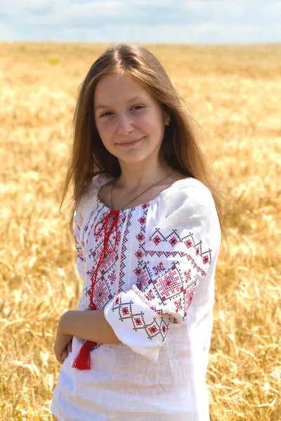 Oekraïense meisje in een tarweveld — Stockfoto