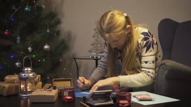 Dziewczynka Zawijania Prezentów Świątecznych Przygotowania Świąt Bożego Narodzenia Nowego Roku — Wideo stockowe
