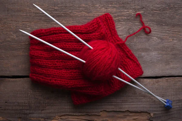 Hobby Stricken Kugelfäden Und Stricknadeln Auf Einem Holztisch — Stockfoto