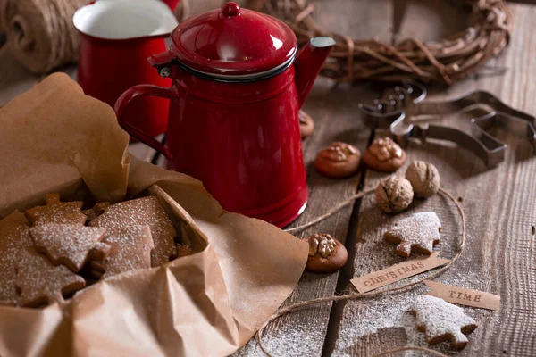 Noel Hayat Devam Eder Bir Fincanın Arkasındaki Kutuda Zencefilli Ekmek — Stok fotoğraf