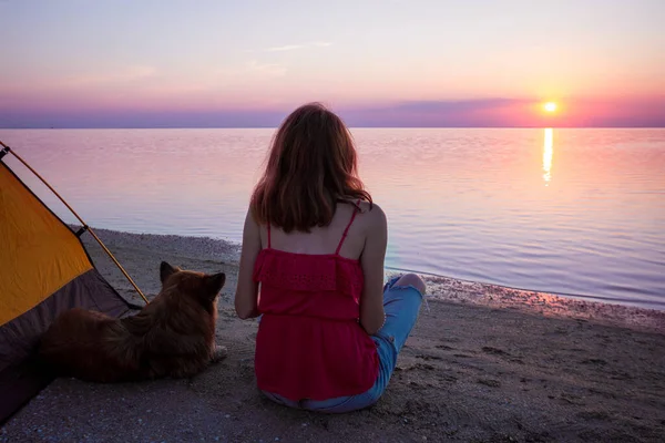 Glückliches Wochenende Meer Mädchen Mit Hund Strand Ukrainische Landschaft Meer — Stockfoto