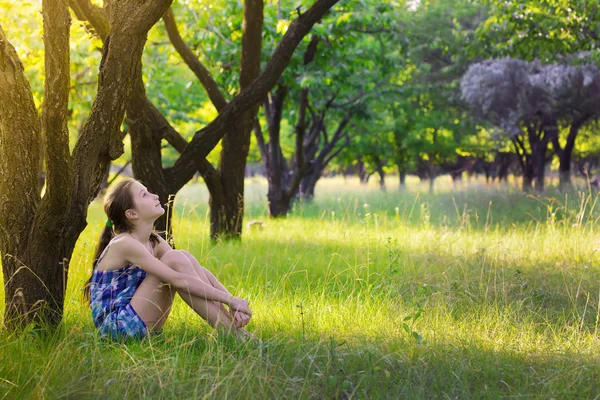 Mädchen im Garten — Stockfoto