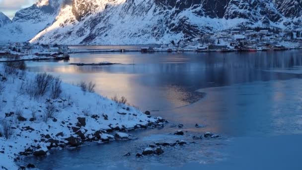 ノルウェー北部のロフトテン諸島の海岸にある有名な伝統的な多色の木造漁家の夕景 — ストック動画