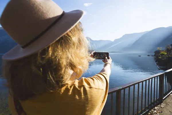 Menina Tirar Uma Foto Smartphone Contra Pano Fundo Lago Montanha — Fotografia de Stock