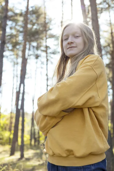 Πορτρέτο Όμορφη Ευτυχισμένη Κοπέλα Στο Δάσος Στο Ηλιοβασίλεμα Tim — Φωτογραφία Αρχείου