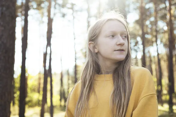 Portret Mooi Gelukkig Meisje Het Bos Bij Zonsondergang Tim — Stockfoto