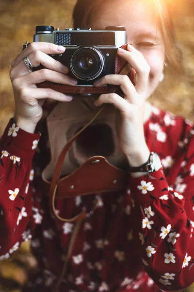 Şehirde Sonbahar Retro Kameralı Kız Fotoğraf Çekiyor — Stok fotoğraf