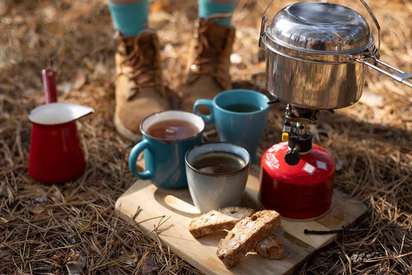 Turist Picknick Skogen Brännare Med Kittel Koppar Och Biscotti Campingestetik — Stockfoto