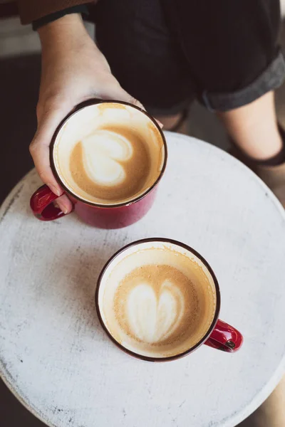 Deux Tasses Rouges Café Sur Table Les Jambes Gir — Photo