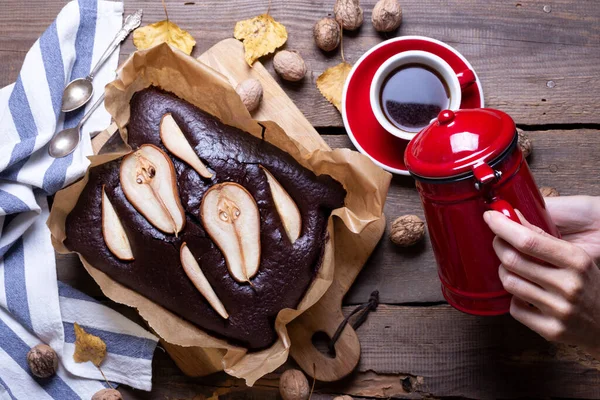 咖啡壶和杯子的巧克力派 静谧的生活和秋天 — 图库照片