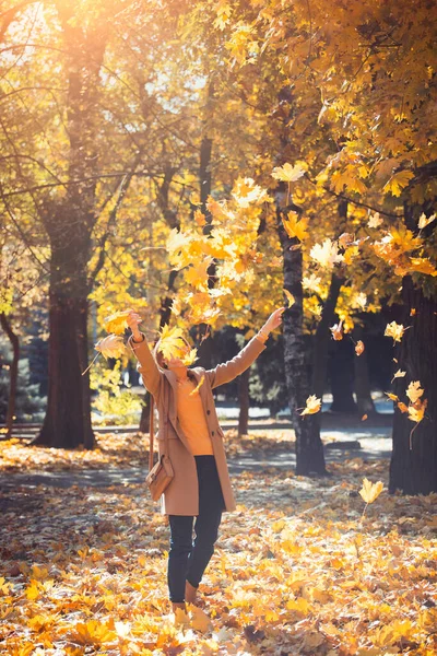 Autunno Felice Sorridente Ragazza All Aperto Gettare Acero Giallo Congedo — Foto Stock