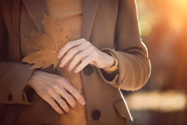 Herbst Der Stadt Mädchen Mit Einem Gelben Blatt Der Hand — Stockfoto