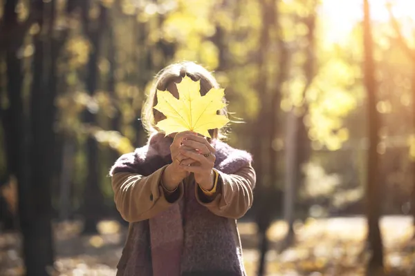 Осень Веселая Девушка Держит Желтую Лею — стоковое фото