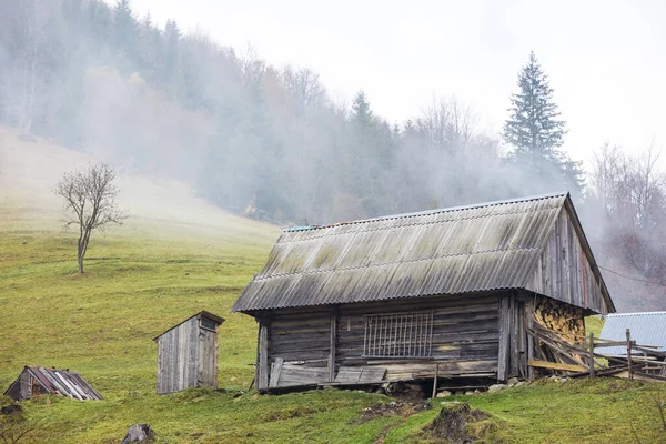 Piękne Góry Krajobraz Ukraiński Stary Drewniany Dom Tle Gór Karpaty — Zdjęcie stockowe