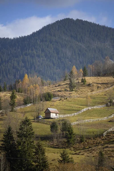 Piękne Góry Krajobraz Ukraiński Pastwisko Stary Drewniany Dom Tle Gór — Zdjęcie stockowe