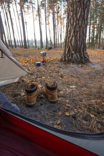 Estetica Campeggio Vista Dalla Tenda Scarponi Trekking Bruciatore Con Una — Foto Stock