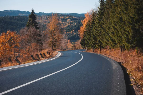 Viagem Carro Bela Paisagem Vista Uma Estrada Montanha Cárpatos Montanhas — Fotografia de Stock