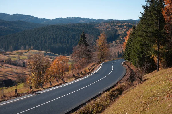 Viagem Carro Bela Paisagem Vista Uma Estrada Montanha Cárpatos Montanhas — Fotografia de Stock