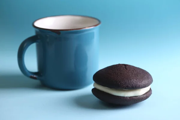 Chocolate Whoopie Pies Vanilla Buttercream Filling Cup Tea Blue Backgroun — Stock Photo, Image