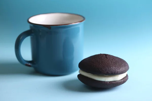 Tartes Chocolat Whoopie Crème Beurre Vanille Une Tasse Thé Sur — Photo