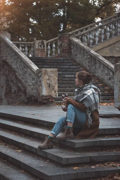 Podzim Městě Dívka Retro Fotoaparát Fotografování — Stock fotografie