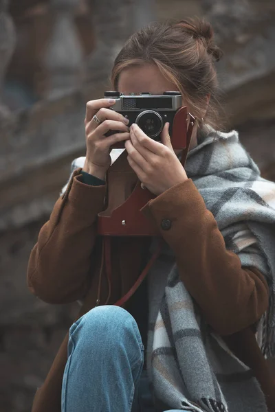 Şehirde Sonbahar Retro Kameralı Kız Fotoğraf Çekiyor — Stok fotoğraf