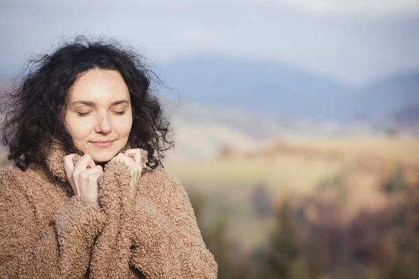 Retrato Una Hermosa Chica Feliz Con Los Ojos Cerrados Sobre —  Fotos de Stock