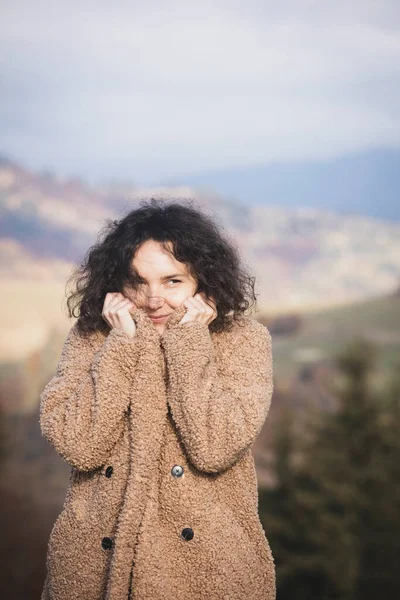 Retrato Uma Menina Sorridente Feliz Contra Fundo Montanha — Fotografia de Stock