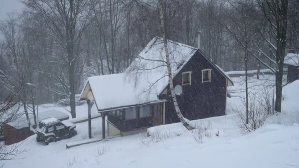 Paisagem Inverno Com Casa Madeira Clássica Durante Queda Neve Dura — Vídeo de Stock