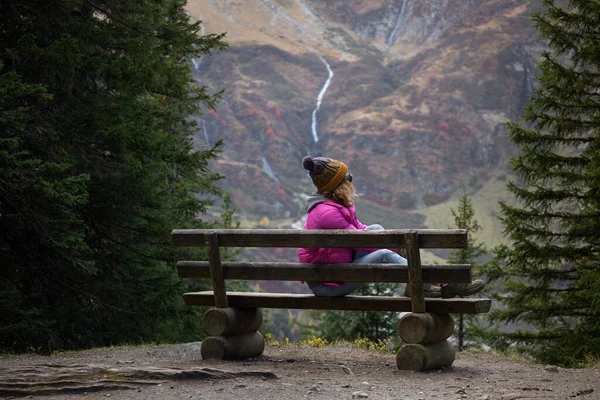 Horský Výlet Dívka Horách Sedí Lavičce Dívá Horu — Stock fotografie