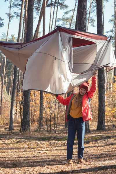 Glückliche Touristin Mit Einem Zelt Der Hand — Stockfoto