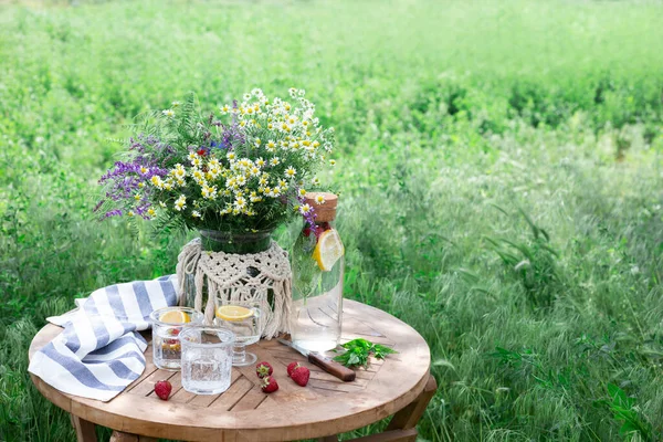 Desayuno Jardín Sobre Mesa Hay Jarrón Flores Vasos Limonada — Foto de Stock
