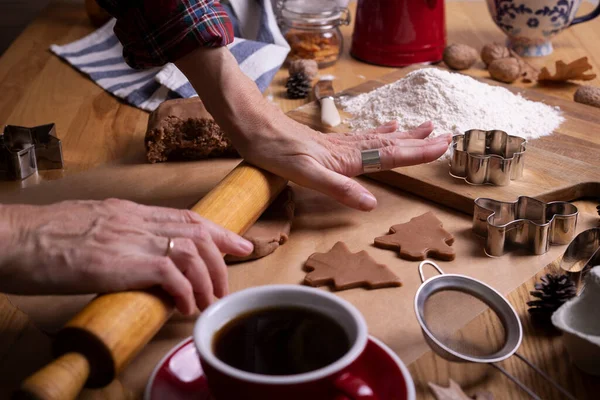 Preparar Para Natal Menina Prepara Pão Gengibre Mãos Moldura — Fotografia de Stock