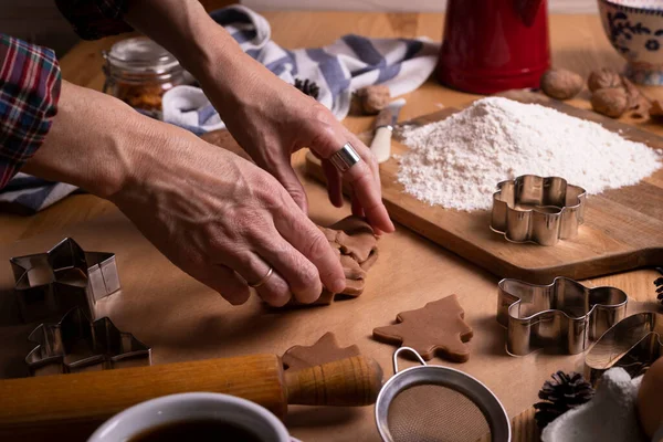 Préparant Pour Noël Fille Prépare Pain Épice Mains Dans Cadre — Photo