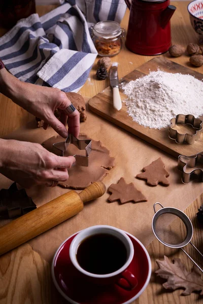 Preparándose Para Navidad Chica Prepara Pan Jengibre Manos Fram — Foto de Stock