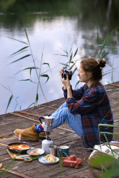 Mädchen Mit Retro Kamera Sitzt Auf Dem Pier Camping Ästhetik — Stockfoto