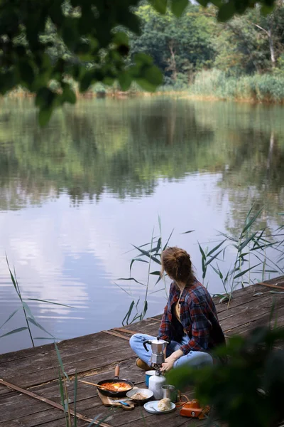 Mädchen Beim Frühstück Auf Der Seebrücke Camping Ästhetik Der Wildnis — Stockfoto