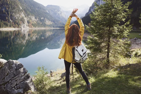 登山之旅 快乐的女孩在山清水秀的背景下 在山清水秀的背景下 — 图库照片