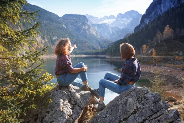 Гірська Подорож Дві Щасливі Дівчата Фоні Гірського Озера Гір Фоні — стокове фото